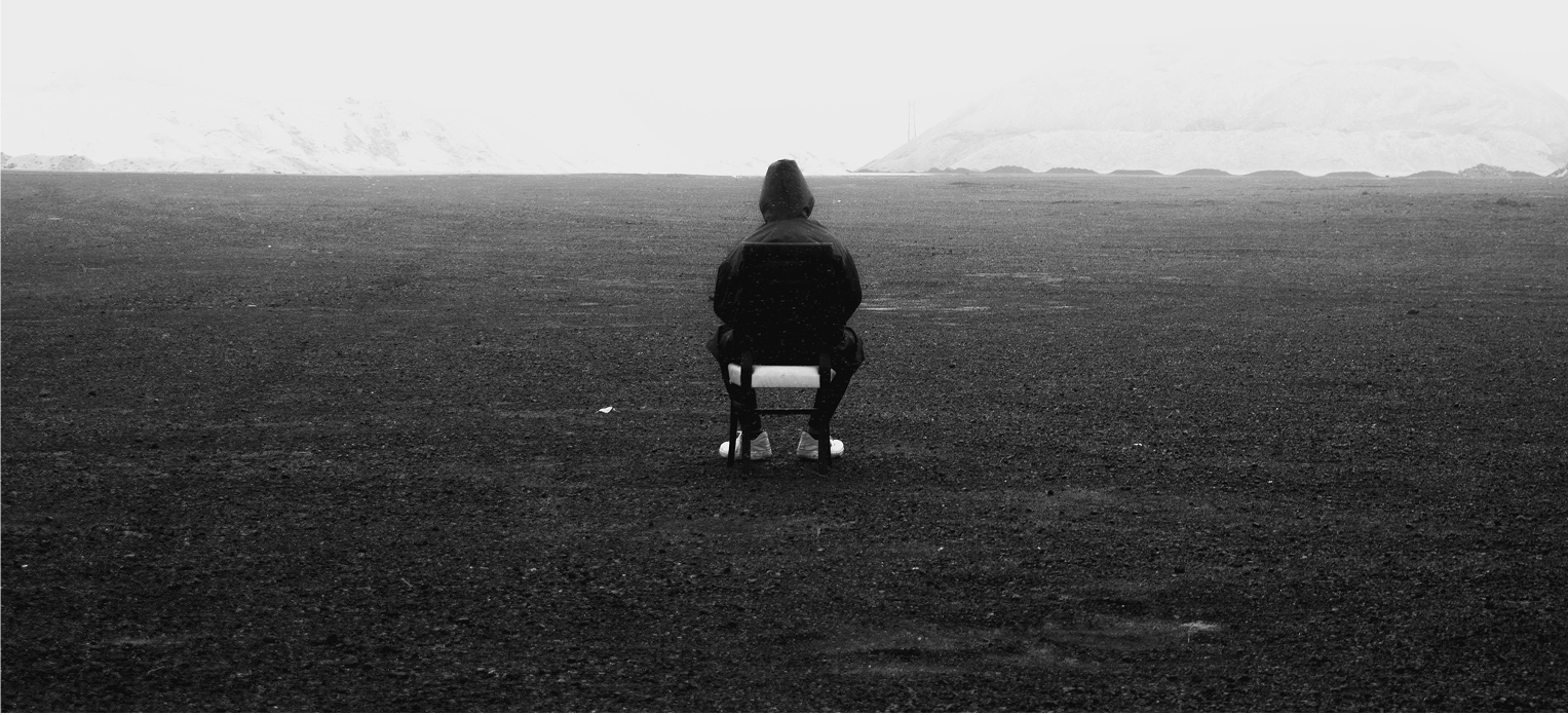 Paesaggio nebbioso con figura in lontananza — metafora di relazioni, famiglia e contesto sociale